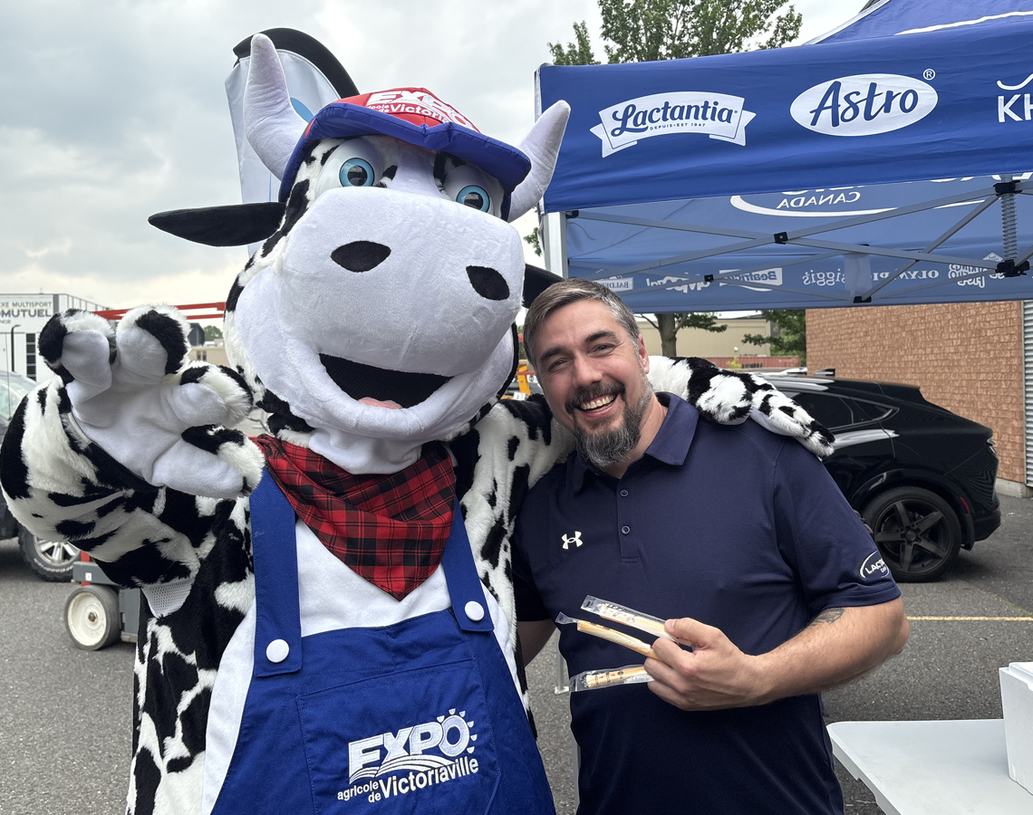 Notre mascotte remet des produits laitiers avec la collaboration de Lactalis Canada